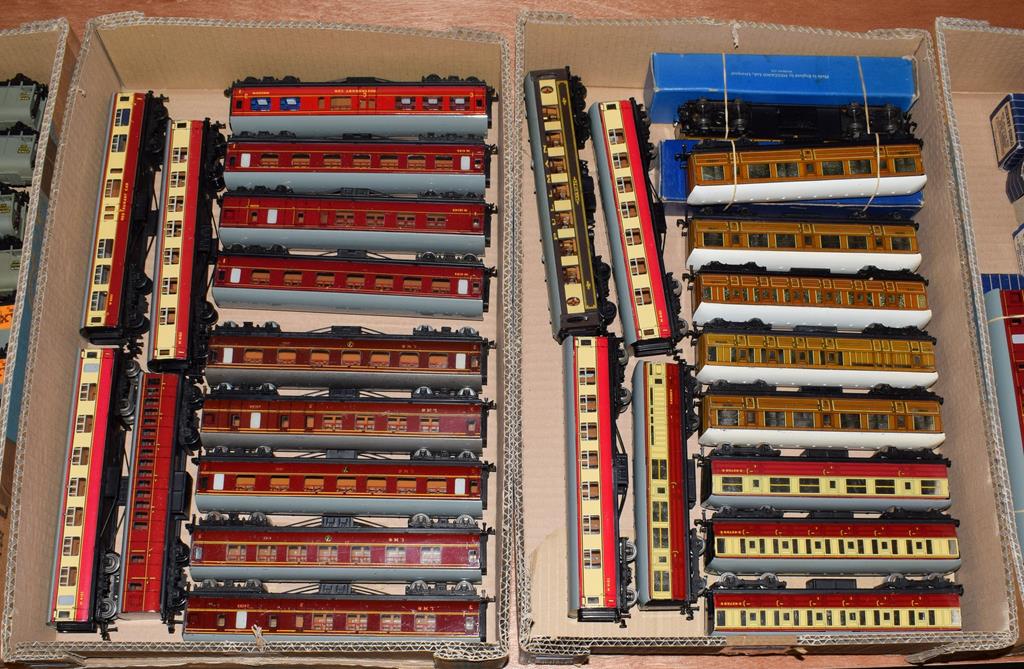 Lot 3199 - Hornby Dublo 3/2-Rail Coaches including six LNER (two boxed), five LMS and fifteen others...
