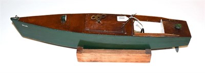 Lot 3666 - Wooden Speedboat with clockwork motor, green hull and faux plank detailing to deck 25'', 64cm...