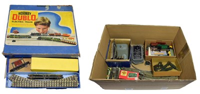Lot 3197 - Hornby Dublo 3 Rail Tank Goods Set with 0-6-2T BR 69567 locomotive and wagons (G box F)...