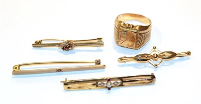 Lot 19 - A signet ring, stamped '750', finger size S, two 9 carat gold bar brooches, a 15 carat gold bar...