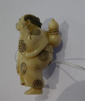 Lot 118 - Japanese ivory netsuke, kneeling man with a basket, 4.5cm high; and another carrying a gourd, 4.5cm