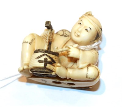 Lot 124 - Japanese ivory netsuke, man with cooking pot, 3.5cm high