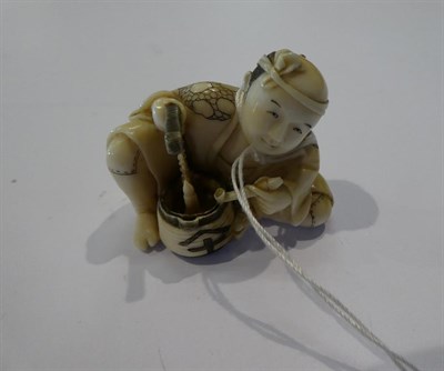 Lot 124 - Japanese ivory netsuke, man with cooking pot, 3.5cm high