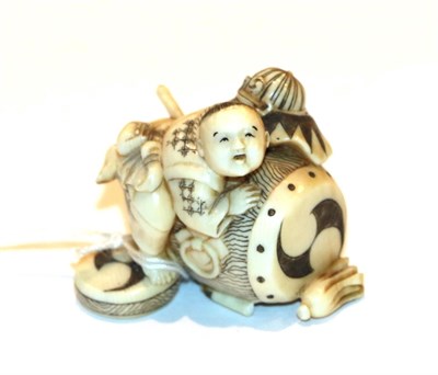Lot 130 - Japanese ivory netsuke, boy and drum, 3cm high