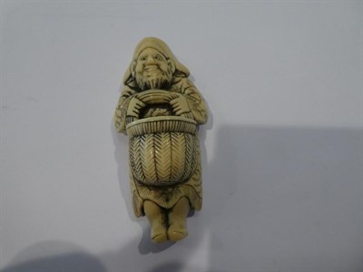 Lot 131 - Japanese ivory netsuke, foreigner with basket, 7.5cm high