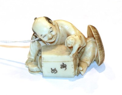 Lot 133 - Japanese ivory netsuke, man with glove puppet, 3cm high