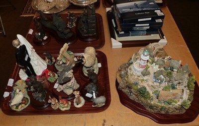 Lot 323 - Lilliput Lane 'Out of the Storm', model No. L2064, limited edition 2058/3000, on wood base with box