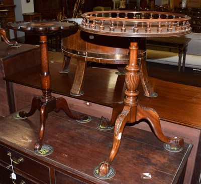 Lot 1216 - An Acorn Industries inlaid stained mahogany tripod table with scalloped top and carved acorn...