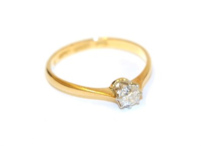 Lot 14 - A diamond solitaire ring, the round brilliant cut diamond in a white claw setting, to a yellow...
