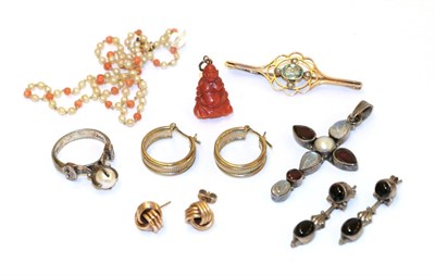 Lot 39 - A collection of jewellery including an aquamarine and seed pearl bar brooch, stamped '9CT',...