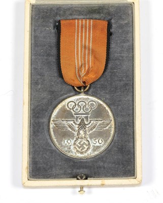 Lot 224 - A German Third Reich 1936 Summer Olympic Commemorative Medal, in original case.