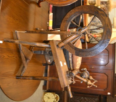 Lot 1286 - A 20th century oak spinning wheel