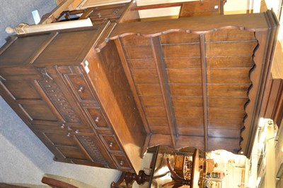 Lot 1346 - A reproduction oak dresser and rack