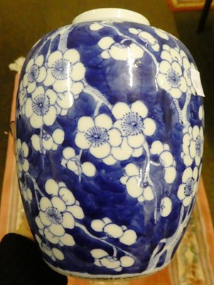 Lot 41 - A pair of Chinese blue and white ginger jars and covers decorated in underglaze blue with...