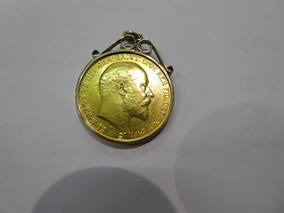 Lot 67 - A two pound coin, dated 1902, loose mounted as a pendant