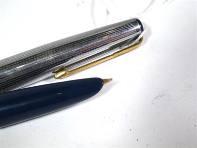 Lot 159 - A Parker Duofold fountain pen with nib stamped 14ct, a Parker Maxima Doufold fountain pen with...