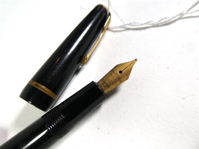 Lot 183 - A Parker Victory fountain pen with nib stamped 14K, a Parker Vacumatic fountain pen with 14K...