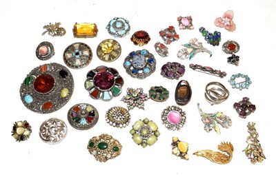 Lot 301 - A quantity of brooches including Scottish examples, hardstone examples etc, various designs and...