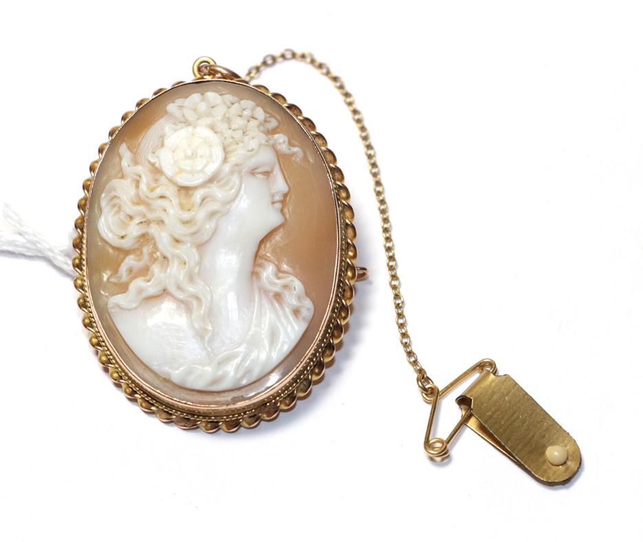 Lot 72 - A cameo brooch, depicting a lady in profile within a yellow ropetwist border, measures 3.4cm by...