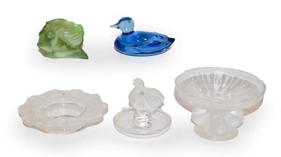 Lot 132 - A quantity of modern Lalique glass to include a pedestal dish, the base formed as four birds, glass