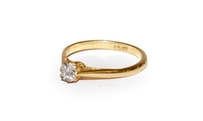 Lot 131 - A diamond solitaire ring, the round brilliant cut diamond in a yellow claw setting, to a...
