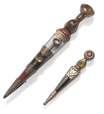 Lot 443 - A Scottish Dirk Brooch, set with assorted polished agates, including bloodstone and red jasper, and