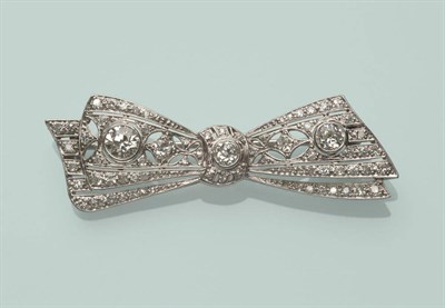 Lot 517 - A Diamond Bow Brooch, circa 1930, three principal old brilliant cut diamonds with a pierced...