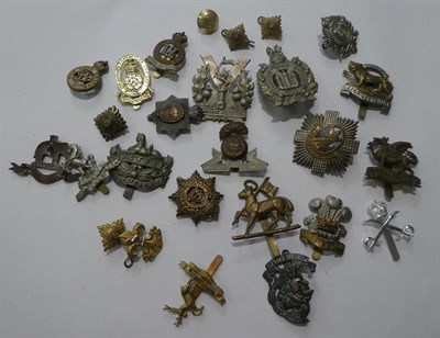 Lot 18 - A tray of assorted military cap badges etc including King's own Scottish Borderers, Argyl &...