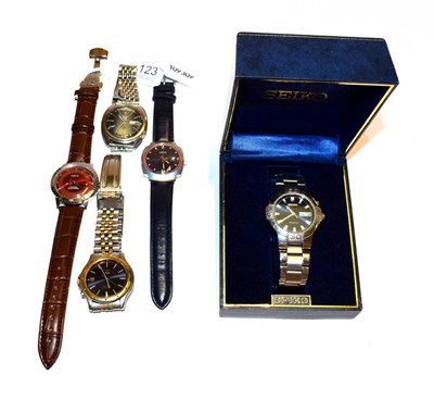 Lot 123 - Two gent's Oris wristwatches and three gent's Seiko wristwatches (one boxed)