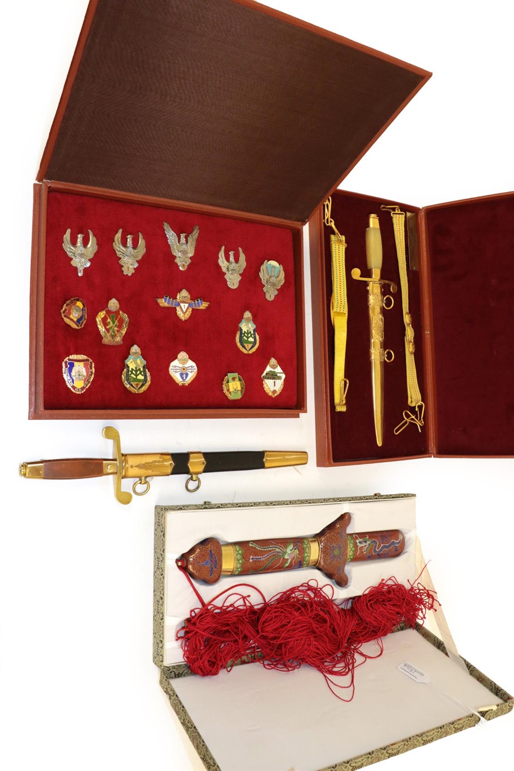 Lot 130 - A Romanian Presentation Dagger, the 21cm double edge steel blade numbered 43392, the gilt metal...