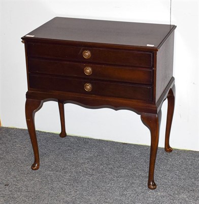 Lot 147 - A mahogany three drawer canteen table containing a Kings pattern service of plated flatware