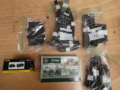 Lot 3114 - Graham Farish N Gauge A Collection Of 15 Fifteen Coaches (all E boxes E-G, two lacking card outers)
