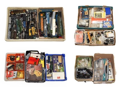 Lot 3135 - Various OO Gauge Accessories assorted loose items together with various books/publications (qty)