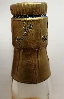 Lot 2107 - Gordon's Special Dry London Gin, 1950s spring cap bottling, 70° proof, 62/3 fl.oz., (two bottles)