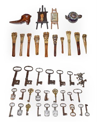 Lot 307 - A tray of assorted items including, various mainly antique steel keys including Georgian...