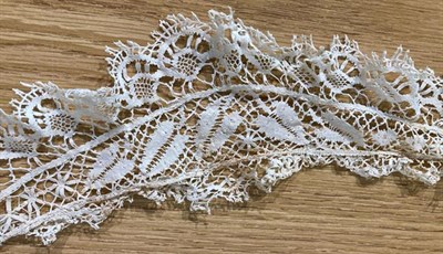 Lot 2022 - Assorted Early 20th Century Lace, including a Honiton collar and a pair of shaped cuffs, a...