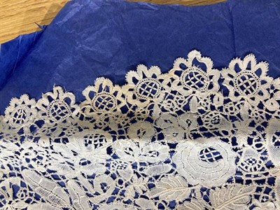 Lot 2026 - Assorted Early 20th Century Lace, including a pair of Honiton lace cuffs and a collar; drawn thread