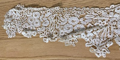 Lot 2026 - Assorted Early 20th Century Lace, including a pair of Honiton lace cuffs and a collar; drawn thread