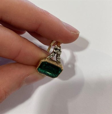 Lot 2031 - A Georgian Emerald and Diamond Ring, the emerald-cut emerald in a yellow millegrain setting, to...