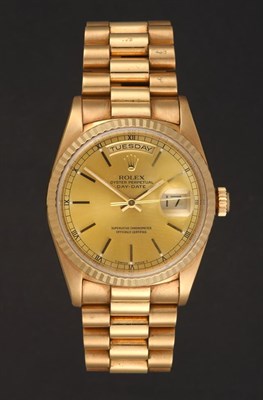 Lot 2122 - An 18 Carat Gold Automatic Day/Date Centre Seconds Wristwatch, signed Rolex, Oyster Perpetual,...