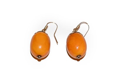 Lot 195 - A pair of amber drop earrings, length 4.0cm, with hook fittings