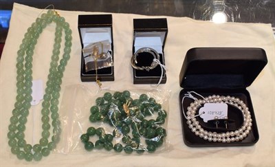 Lot 269 - A quantity of costume jewellery including two green quartz bead necklaces, a pearl necklace,...
