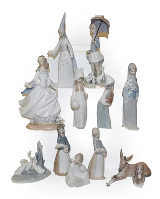 Lot 423 - A quantity of Spanish porcelain figures and models mostly Lladro, two Nao