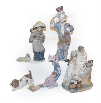 Lot 425 - A collection of Lladro figures including a large figure of a clown holding a fiddle 35cm,...