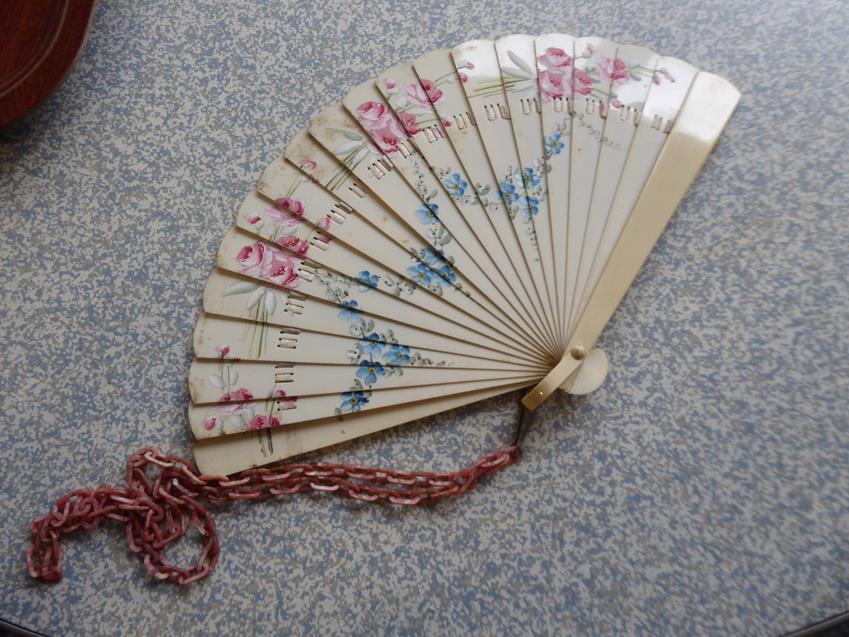 Lot 42 - Assorted fans including Chinese examples etc (one tray)