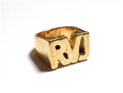 Lot 106 - A 9 carat gold ring, depicting the initials 'RVJ', finger size Z1