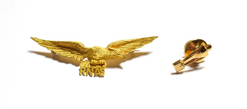 Lot 128 - An RNAS eagle brooch, stamped '15C', length 5.4cm and a 9 carat gold Oscar pin badge