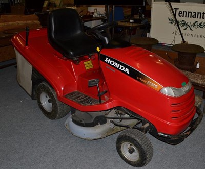 Lot 1272 - A Honda V-TWIN 2315 Hydrostatic ride on lawn mower
