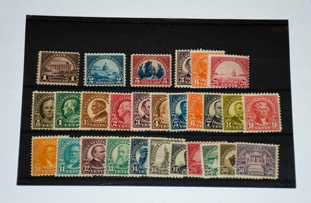 Lot 2096 - USA, 1922-28 flat-plate printing mint set to $5 blue and carmine, SG.559-581, cat.£600, with a few