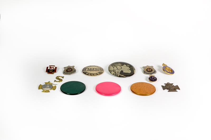 Lot 92 - A small quantity of button badges, bone alphabet letters etc